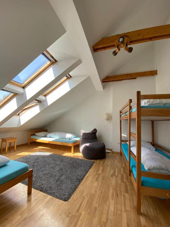 Jimmy Jumps House Hostal *